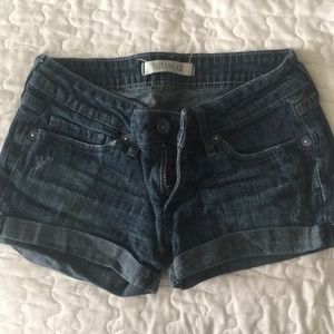 Bullhead dark wash like new lightly distressed